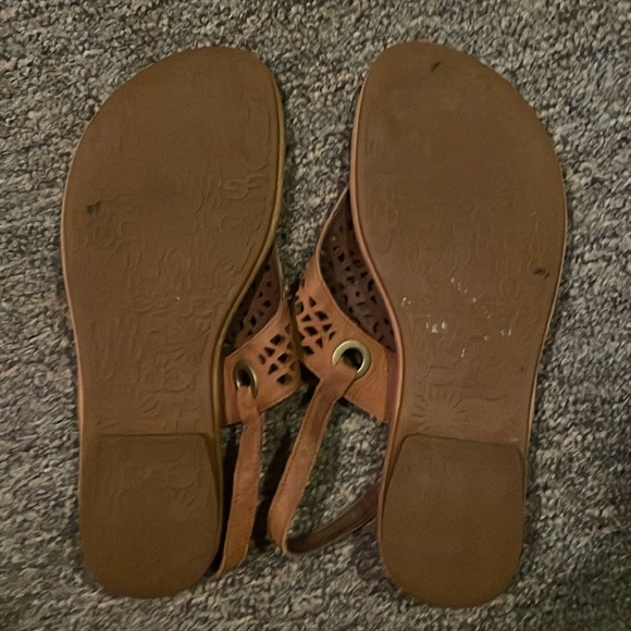 UGG sandles in EUC condition! Sz 9 - Picture 2 of 5